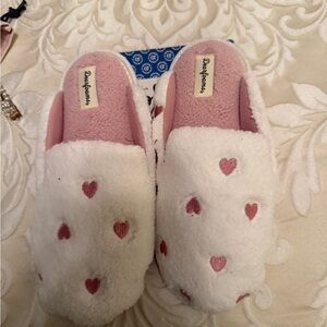 Dearfoams White Slippers with Pink Hearts